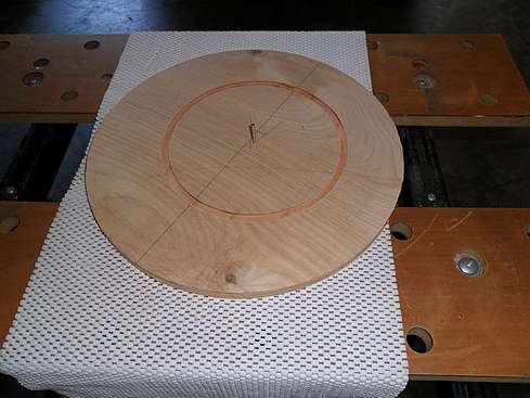 Sacrificial circle of plywood use to make the baffles - 1 (Click to see an enlarged image.)