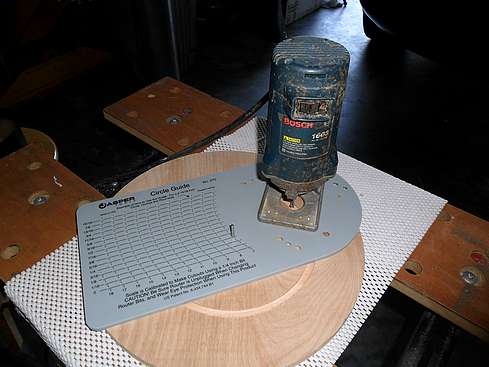 Bosch Laminate Trimmer with Jasper Circle Guide cutting jig use to cut out the baffles - 2 (Click to see an enlarged image.)