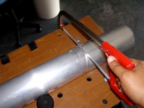 Completing cutting of the main tube to the right length with hacksaw. (Click to see an enlarged image.)